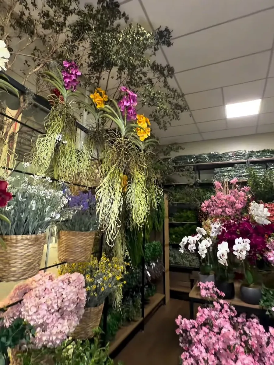 A vitrine do Box 71B, com flores em cestos e prateleiras